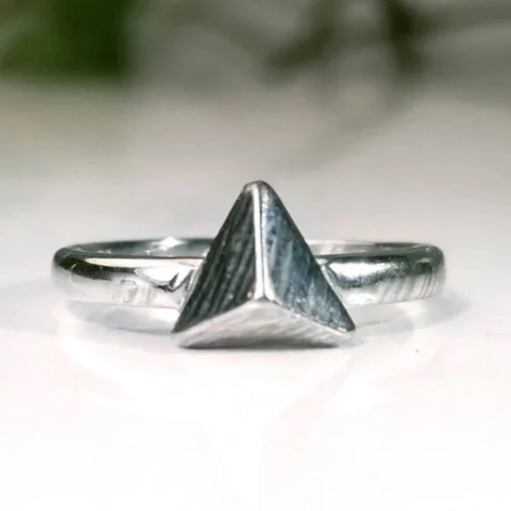 { ❤️ $5 } Dimensional Prism Unisex Ring